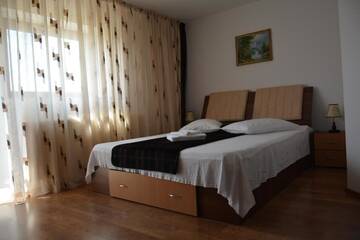 Фото номера Трехместный номер с балконом Гостевой дом Casa Leu г. Albeştii Pămînteni 4